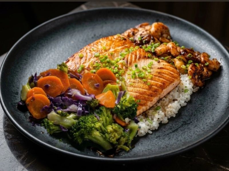 Teppan de Salmão com Camarão e Legumes
